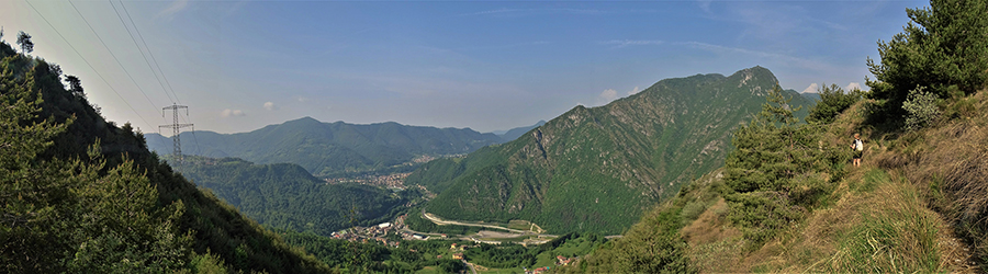 Vista panoramica sulla conca di Zogno e verso il MOnte Zucco salendo sul sent. 594 da Spino al Brembo al Pizzo di Spino